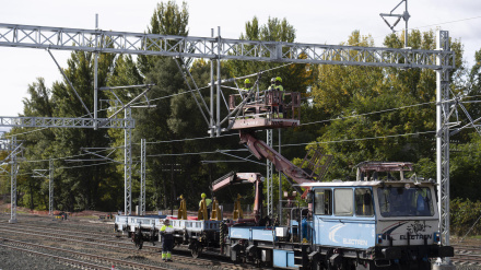 TERUEL, 22/10/2025.- Obras para la electrificación de la vía en la estación de tren de Teruel. EFE/Antonio Garcia