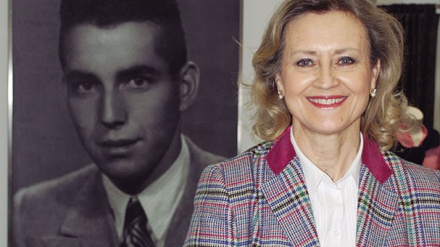 Choni Gómez en los Almacenes junto a la foto de su padre