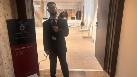 Óscar, con el micro de COPE, en la puerta del espacio destinado a acreditaciones, donde acompaña a los que acuden durante toda esta semana