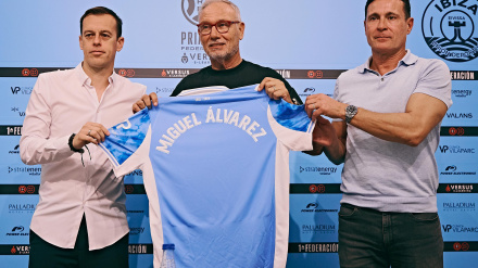Miguel Álvarez junto a Amadeo Salvo y Javi Lara