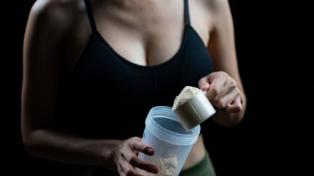 Una mujer preparando la suplementación