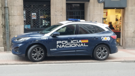 Coche patrulla de la Policía Nacional en una calle de A Coruña