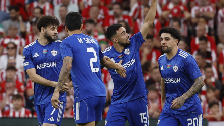 El Qarabag celebra el gol de Andrade al Athletic