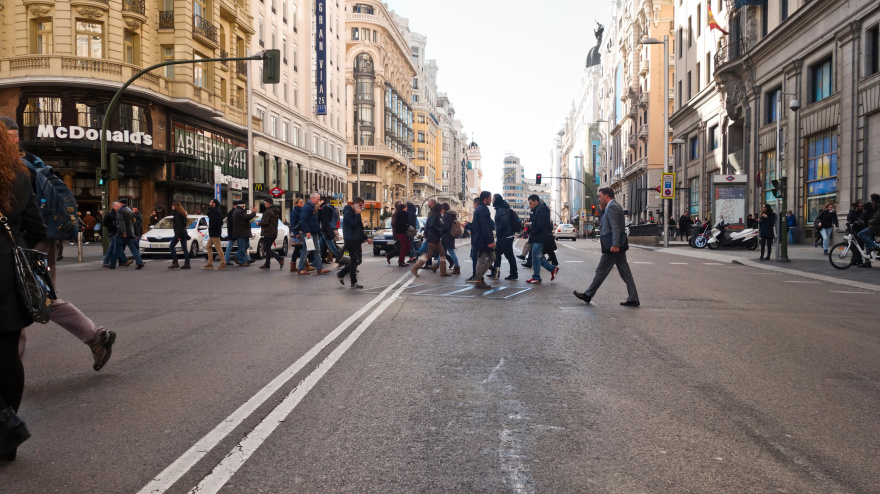 Peatones cruzando la Gran Vía con el semáforo en verde, Madrid