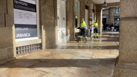 Trabajos de limpieza en la Plaza de Cervantes de Santiago