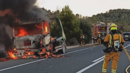 Las llamas envuelven al camión en plena N-332 entre Calp y Benissa, poco antes de la llegada de los bomberos