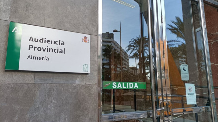 Entrada a la Audiencia Provincial de Almería.