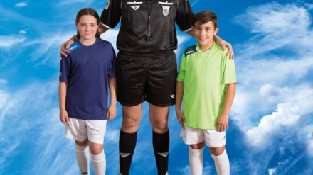 Un árbitro con los niños