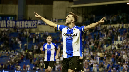 Jorge Galvañ celebra su primer gol en el Rico Pérez.