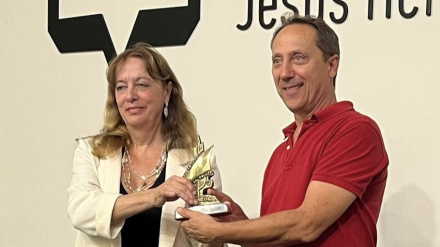 Alfonso Bauluz recoge el premio de manos de la presidenta de la APH