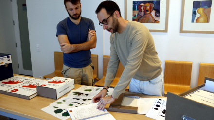 Els responsables de la Càtedra Pirineus, mostrant part del contingut de la Maleta de l'Os Bru