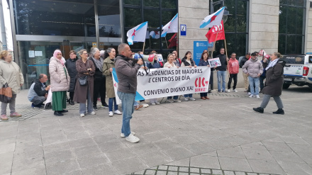 Concentración de las trabajadoras ante la sede de la Xunta en Ferrol