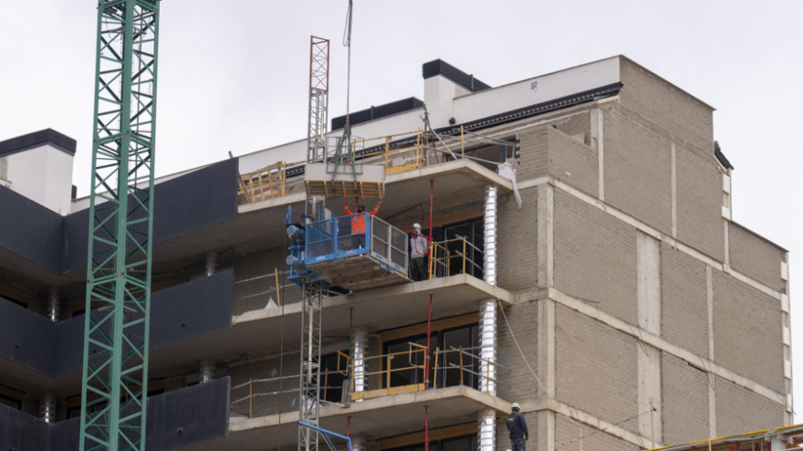 TERUEL (ESPAÑA), 24/03/2025.- Varios obreros en un edificio de viviendas en construcción este lunes en Teruel. El número de hipotecas sobre viviendas constituidas en España se situó en 38.058 el pasado enero, un 18 % más que en diciembre de 2024 y un 11 % más que en enero de ese año, y el tipo de interés medio al que se formalizaron bajó hasta el 3,08 %, un registro que no se veía desde abril de 2023. EFE/Antonio Garcia