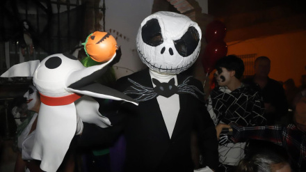 Persona disfrazada de Pesadilla  durante la noche de Halloween