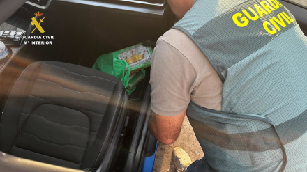 Agente de la Guardia Civil interviene droga.