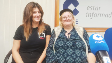 María es psicóloga de Cáritas y Mónica una persona que estos momentos está sin hogar