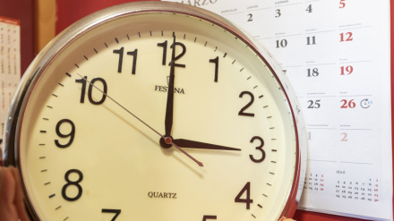 ZARAGOZA, 25/03/2023.- El horario de invierno que comenzó el pasado mes de octubre finaliza esta noche, de forma que a las 02:00 de la madrugada habrá que adelantar los relojes una hora, hasta las 03.00, según lo establece una controvertida directiva europea que deben cumplir todos los Estados miembro. EFE/Javier Belver