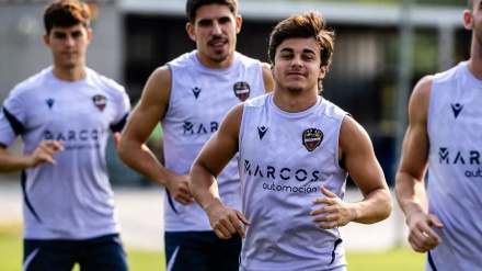 Carlos Álvarez, en un entrenamiento con el Levante UD