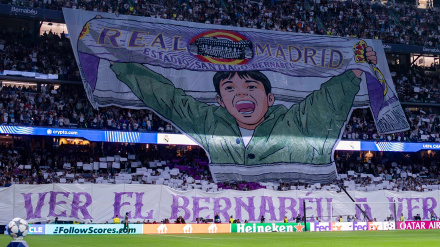 Tifo desplegado en el fondo sur del Santiago Bernabéu que refleja a Lucas Vázquez de niño con la bandera del Real Madrid