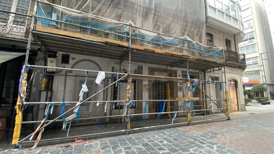 Edificio de la calle Olmos de A Coruña donde están los murales de Urbano Lugrís
