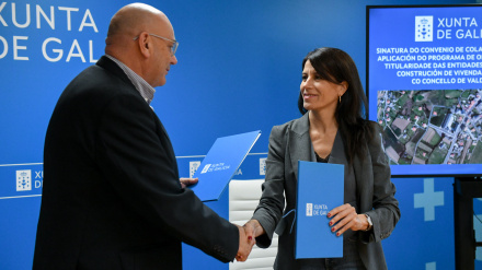 El alcalde de Valdoviño y la conselleira de Vivenda tras la firma del acuerdo