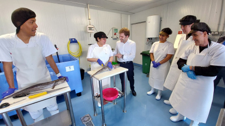 El concejal de Empleo y Promoción Económica, Javier Díaz Mosquera, con participantes en  una edición anterior