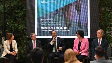 Desde la izquierda, la edil de Igualdad de Granada, Encarnación González, el director de la Fundación PTS, Luis González, y los delegados de la Junta en la provincia Antonio Granados, María José Martín e Indalecio Sánchez-Montesinos