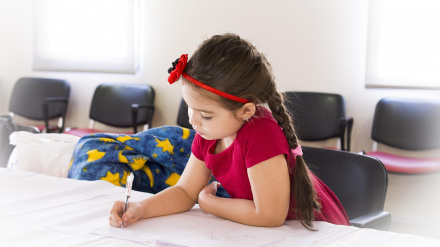 Una niña en el cole