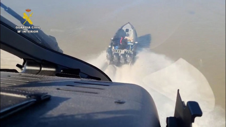 Persecución de la embarcación en Chipiona con 1.700 kilos de hachís.Agentes de la Guardia Civil ha abortado un alijo de hachís que pretendía ser introducido por la costa de Chipiona (Cádiz), donde han detenido a cuatro personas de la embarcación que transportaba 1.700 kilos de hachís tras una persecución en el agua por parte del Servicio Marítimo con el apoyo de un helicóptero.POLITICA ESPAÑA EUROPA ANDALUCÍAGUARDIA CIVIL