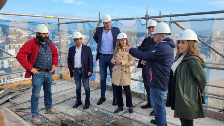 La comitiva pudo subir a lo alto de la torre en obras