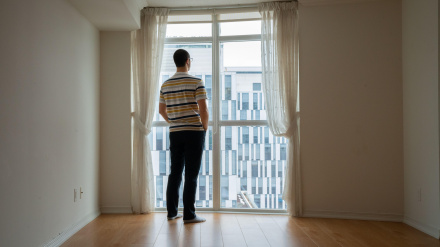 Joven pensando en cómo comprar una vivienda