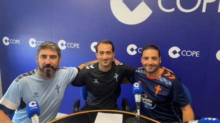 El responsable de la Fundación Celta Integra, Eric Pérez, junto a los monitores, Ramón y Juan, en los estudios de COPE Ourense