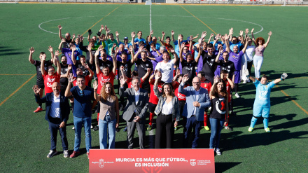 Firma del convenio entre la FFRM y la Consejería de Política Social
