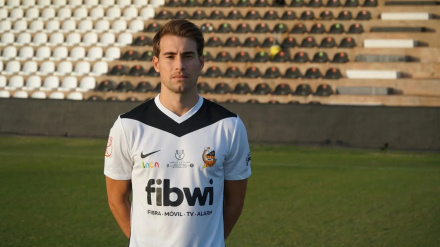 Mateu Ferrer posa con la camiseta de la Copa del Rey