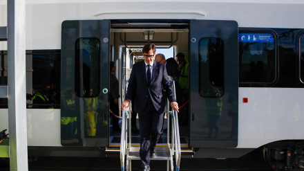 El presidente de la Generalitat, Salvador Illa, saliendo del primer de los diez trenes de FGC que unirán Barcelona y el Aeropuerto