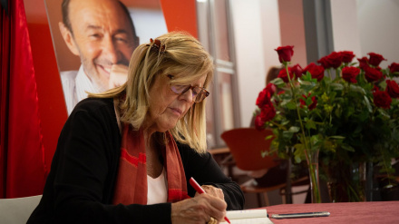 La diputada, Anna Balletbò firma en el libro de condolencias por la muerte de Alfredo Pérez Rubalcaba en Barcelona