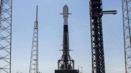 El Falcon 9 con el SpainSat NG II en posición vertical en la plataforma para el lanzamientoREMITIDA / HANDOUT por SPACE XFotografía remitida a medios de comunicación exclusivamente para ilustrar la noticia a la que hace referencia la imagen, y citando la procedencia de la imagen en la firma23/10/2025