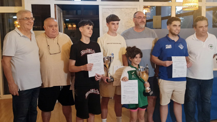 Podio de la general absoluta junto a los organizadores