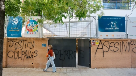 Pintadas en la puerta del colegio de Sandra Peña