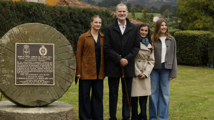 La Familia Real junto al monolito que reconoce a Valdesoto como Pueblo Ejemplar de Asturias
