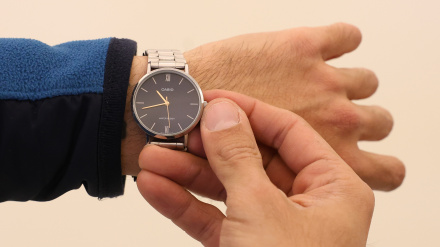 (Foto de ARCHIVO)Un hombre cambia la hora en su reloj, a 27 de marzo de 2025, en Madrid (España). El cambio de hora es una práctica establecida en la mayoría de los países europeos con el objetivo de aprovechar mejor la luz solar y reducir el consumo energético. Sin embargo, en los últimos años su efectividad ha sido cuestionada. Diversos estudios han señalado que el ahorro energético que proporciona es mínimo en la actualidad, ya que los hábitos de consumo han cambiado y la tecnología ha optimizado el uso de la energía. En 2019, el Parlamento Europeo votó a favor de eliminar el cambio de hora en la Unión Europea, permitiendo que cada país decidiera si mantener el horario de verano o el de invierno de manera permanente.Marta Fernández / Europa Press27/3/2025
