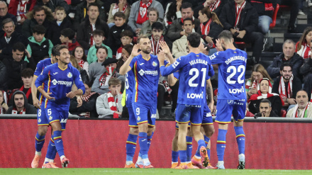 Los jugadores del Getafe celebran el gol de Mayoral ante el Athletic