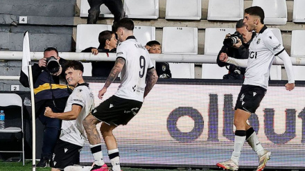 Los jugadores del Burgos celebran el gol de la victoria contra la Real Sociedad B