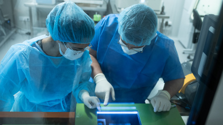 (Foto de ARCHIVO)Dos técnicos trabajan en la sala de criopreservación de células el Hospital Clínic, a 28 de septiembre de 2023, en Barcelona, Cataluña (España). Esta investigación en cáncer de mama es conjunta entre el Clínic de Barcelona, el Vall d'Hebron de Barcelona, el 12 de Octubre de Madrid y la Universidad de Navarra. Investigadores del Hospital Clínic-Idibaps lideran dos ensayos clínicos en humanos, probados por primera vez en el mundo, que buscan evaluar la eficacia y la tolerancia de dos terapias celulares personalizadas en un subtipo de cáncer de mama con un índice bajo de supervivencia para las pacientes: el cáncer de mama triple negativo.David Zorrakino / Europa Press28 SEPTIEMBRE 2023;CÁNCER DE MAMA;CLINIC;CÁNCER. ONCOLOGÍA;HOSPITAL;SALUD;INVESTIGACIÓN;INVESTIGACIÓN CLÍNICA;INVESTIGADORA;LABORATORIO;PROBETAS;28/9/2023