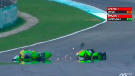 El piloto suizo Dettwiler quedó tendido sobre la pista tras el brutal choque.