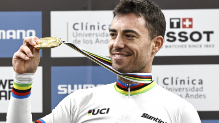 Albert Torres sonríe en el podio como nuevo campeón del mundo de omnium.