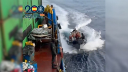 Momento en el que los GEO incautan 6.500 kg de cocaína a 1.100 km de Canarias en un barco con dirección Vigo