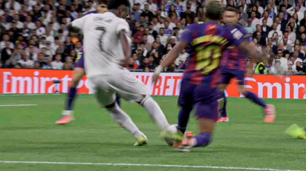 Imagen trasera del posible penalti de Lamine Yamal a Vinicius.