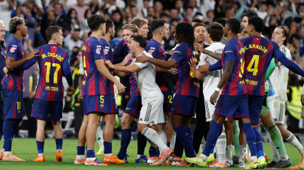 Uno de los momentos de la tangana al final del partido entre Real Madrid y Barcelona