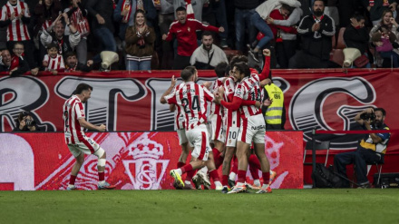 Los jugadores del Sporting celebran el gol de Otero al Zaragoza